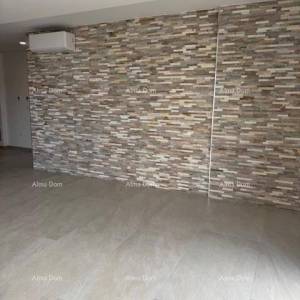 Namješten stan s 4 spavaće sobe, vrtom i bazenom, 350 m od mora