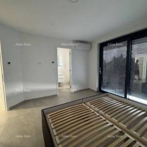 Namješten stan s 4 spavaće sobe, vrtom i bazenom, 350 m od mora