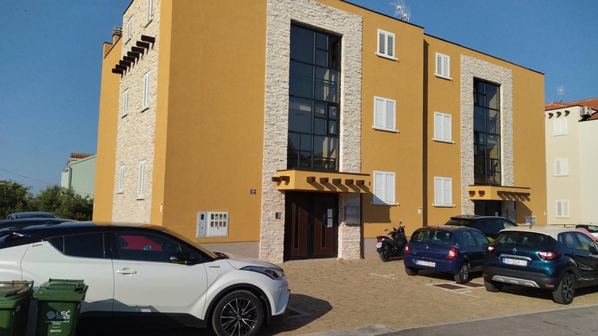 Nekretnina-Tribunj stan nedaleko od mora (prodaja)