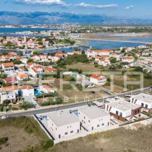 Nin: Moderna kuća s bazenom, saunom i zelenim vrtom A4