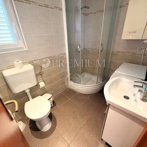 Njivice, dvojna kuća s dva apartmana, prilika!