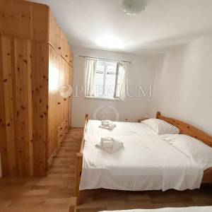 Njivice, dvojna kuća s dva apartmana, prilika!