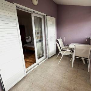 Njivice, dvojna kuća s dva apartmana, prilika!