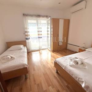 Njivice, dvojna kuća s dva apartmana, prilika!