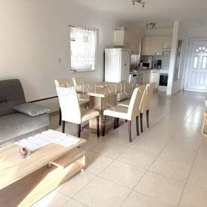 Njivice, dvojna kuća s dva apartmana, prilika!