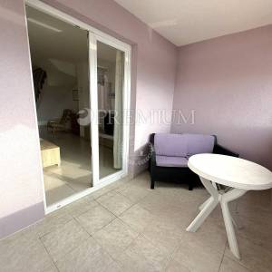 Njivice, dvojna kuća s dva apartmana, prilika!