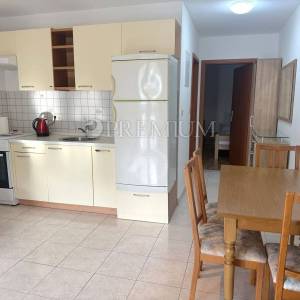 Njivice, dvojna kuća s dva apartmana, prilika!