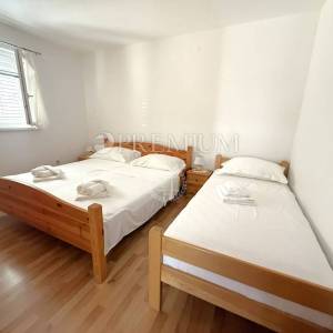 Njivice, dvojna kuća s dva apartmana, prilika!