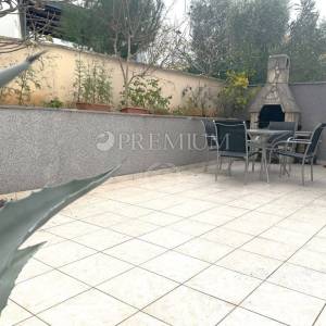 Njivice, dvojna kuća s dva apartmana, prilika!