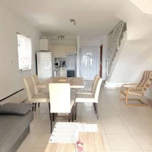 Njivice, dvojna kuća s dva apartmana, prilika!