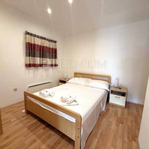 Njivice, dvojna kuća s dva apartmana, prilika!