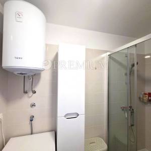 Njivice, namješten apartman u prizemlju s velikom okućnicom!