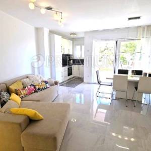 Njivice, namješten apartman u prizemlju s velikom okućnicom!