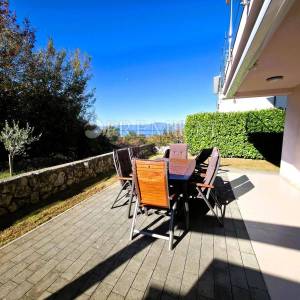 Njivice, namješten apartman u prizemlju s velikom okućnicom!