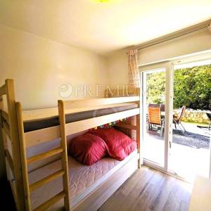 Njivice, namješten apartman u prizemlju s velikom okućnicom!