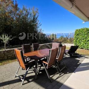 Njivice, namješten apartman u prizemlju s velikom okućnicom!