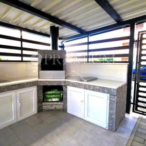 Njivice, namješten apartman u prizemlju s velikom okućnicom!