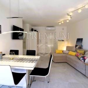 Njivice, namješten apartman u prizemlju s velikom okućnicom!