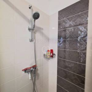 Njivice, namješten apartman u prizemlju s velikom okućnicom!