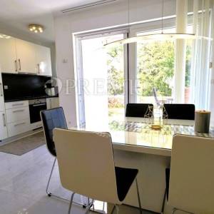 Njivice, namješten apartman u prizemlju s velikom okućnicom!