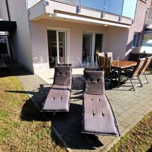 Njivice, namješten apartman u prizemlju s velikom okućnicom!