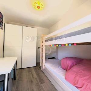 Njivice, namješten apartman u prizemlju s velikom okućnicom!