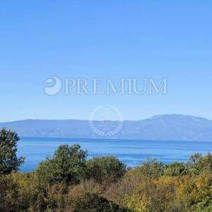 Njivice, namješten apartman u prizemlju s velikom okućnicom!