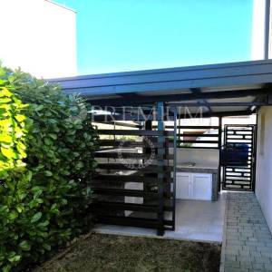 Njivice, namješten apartman u prizemlju s velikom okućnicom!