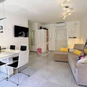 Njivice, namješten apartman u prizemlju s velikom okućnicom!