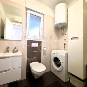 Njivice, namješten apartman u prizemlju s velikom okućnicom!