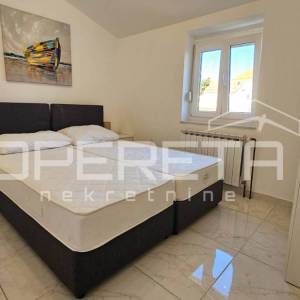 Novalja – Dvojna kuća s 2 trosobna apartmana i dvorištem