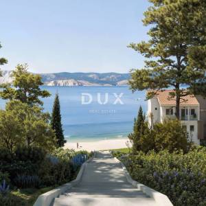 NOVI VINODOLSKI – stan od 57m² u ekskluzivnom resortu, prvi red do mora s privatnom plažom