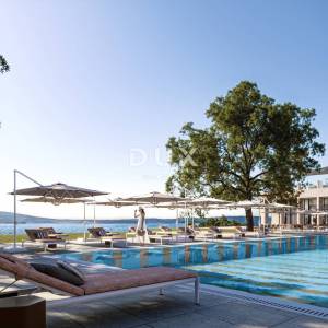 NOVI VINODOLSKI – stan od 59m² u ekskluzivnom resortu, prvi red do mora s privatnom plažom