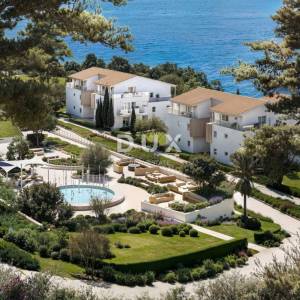 NOVI VINODOLSKI – stan od 59m² u ekskluzivnom resortu, prvi red do mora s privatnom plažom