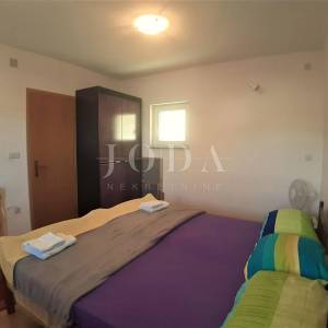 Novi Vinodolski, stan u prizemlju sa terasom