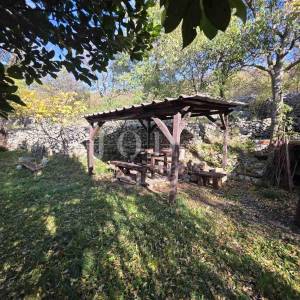 NOVI VINODOLSKI, zaleđe, dvije kuće sa velikom okućnicom