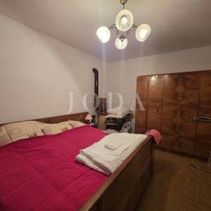 NOVI VINODOLSKI, zaleđe, dvije kuće sa velikom okućnicom