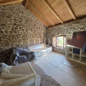 NOVI VINODOLSKI, zaleđe, dvije kuće sa velikom okućnicom