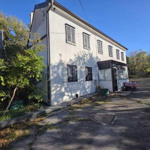 NOVI VINODOLSKI, zaleđe, dvije kuće sa velikom okućnicom