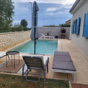 Novigrad, prizemnica s bazenom