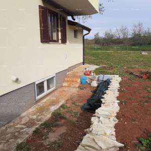 NOVIGRAD - Prodaja dva stana u obiteljskoj kući