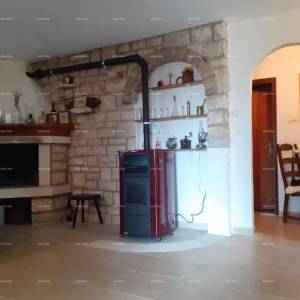 NOVIGRAD - Prodaja dva stana u obiteljskoj kući