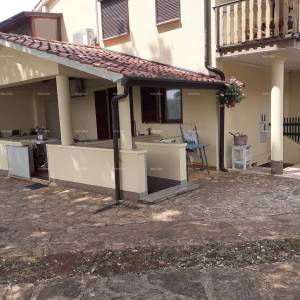 NOVIGRAD - Prodaja dva stana u obiteljskoj kući