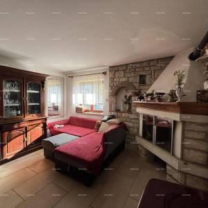 NOVIGRAD - Prodaja dva stana u obiteljskoj kući