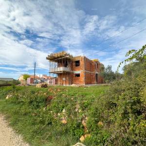 Novogradnja, 2 km do centra grada Pule, 7 km do Ližnjana.