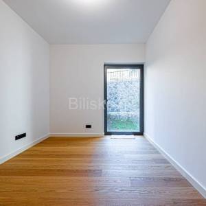 Novogradnja, Ribnjak, peterosoban stan, vrt