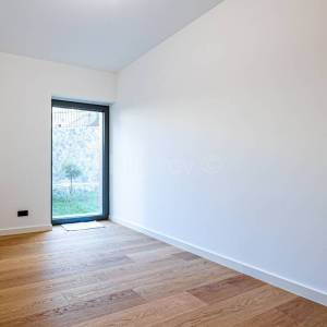 Novogradnja, Ribnjak, peterosoban stan, vrt