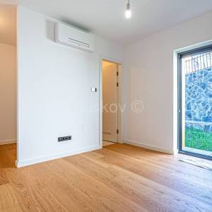 Novogradnja, Ribnjak, peterosoban stan, vrt