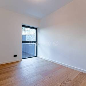 Novogradnja, Ribnjak, peterosoban stan, vrt