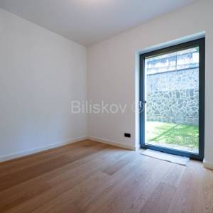 Novogradnja, Ribnjak, peterosoban stan, vrt